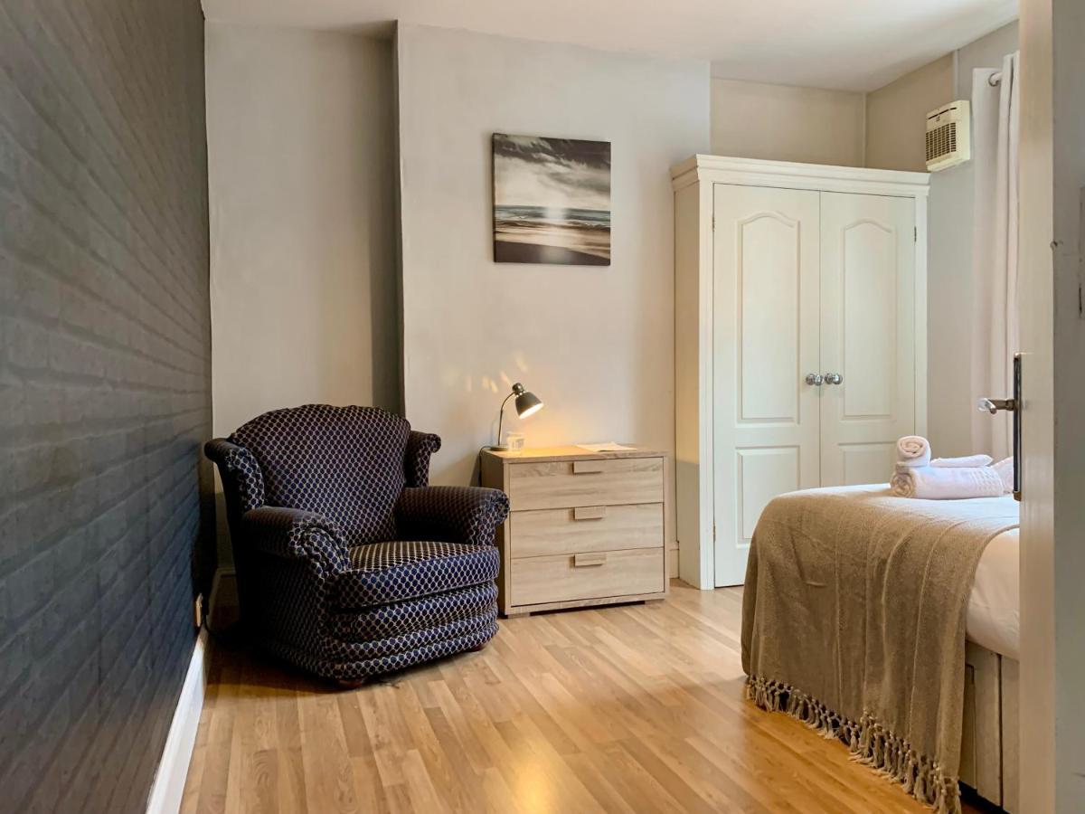 Somerford Place - 6 Beds - Sleeps 12 - Parks 2-3 Cars/Vans Willenhall Exterior photo