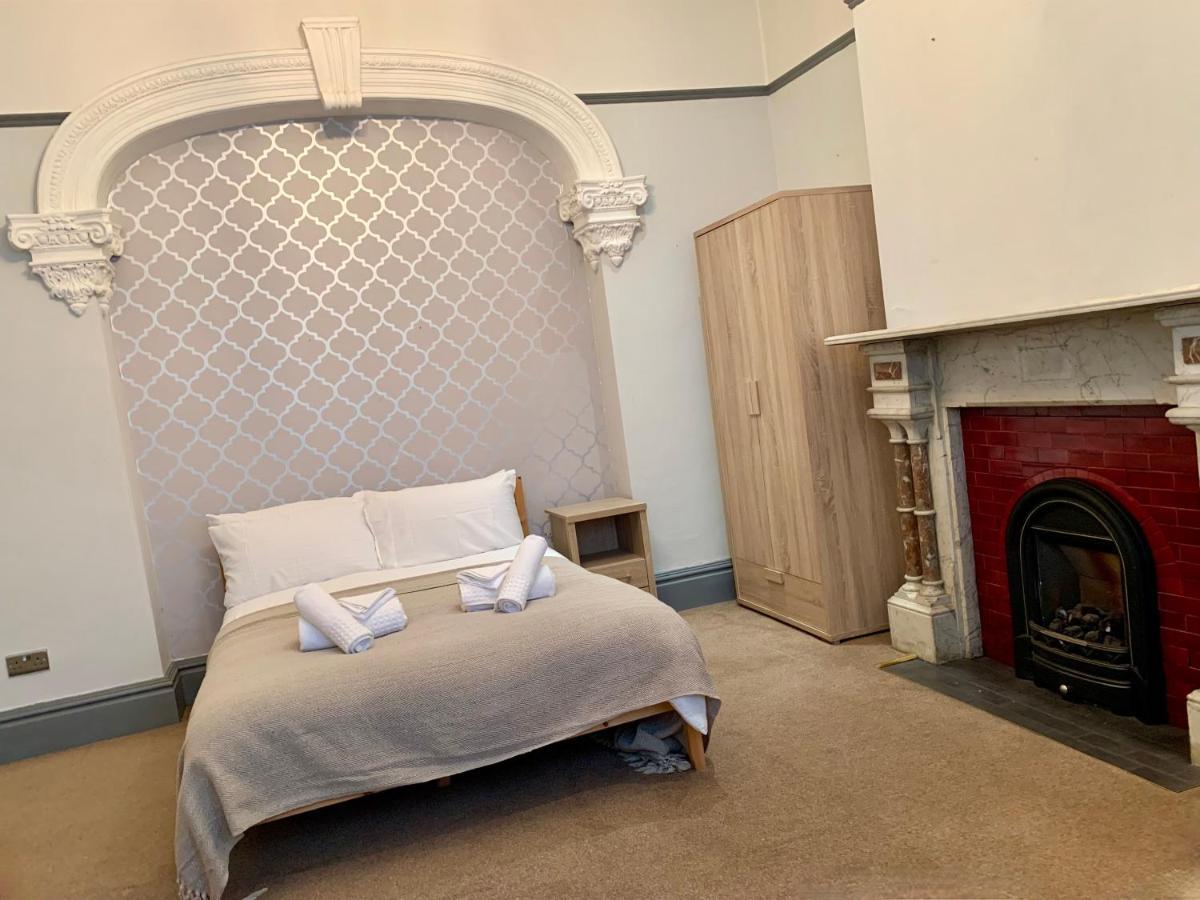 Somerford Place - 6 Beds - Sleeps 12 - Parks 2-3 Cars/Vans Willenhall Exterior photo