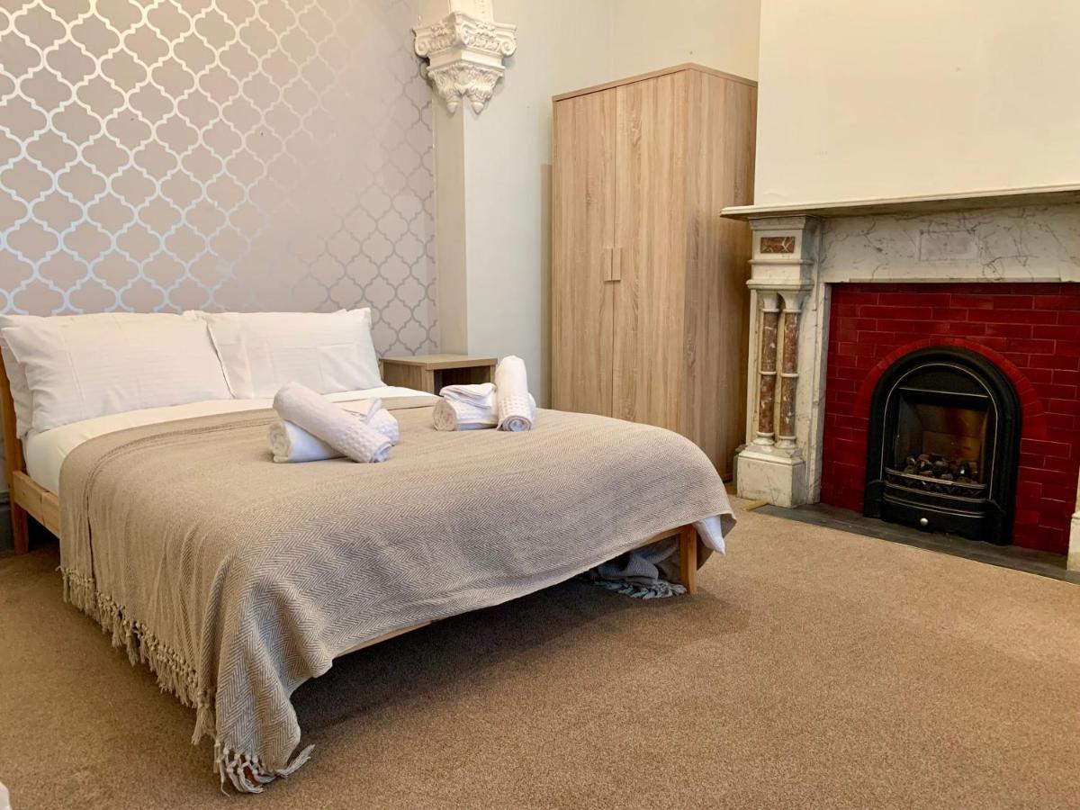 Somerford Place - 6 Beds - Sleeps 12 - Parks 2-3 Cars/Vans Willenhall Exterior photo