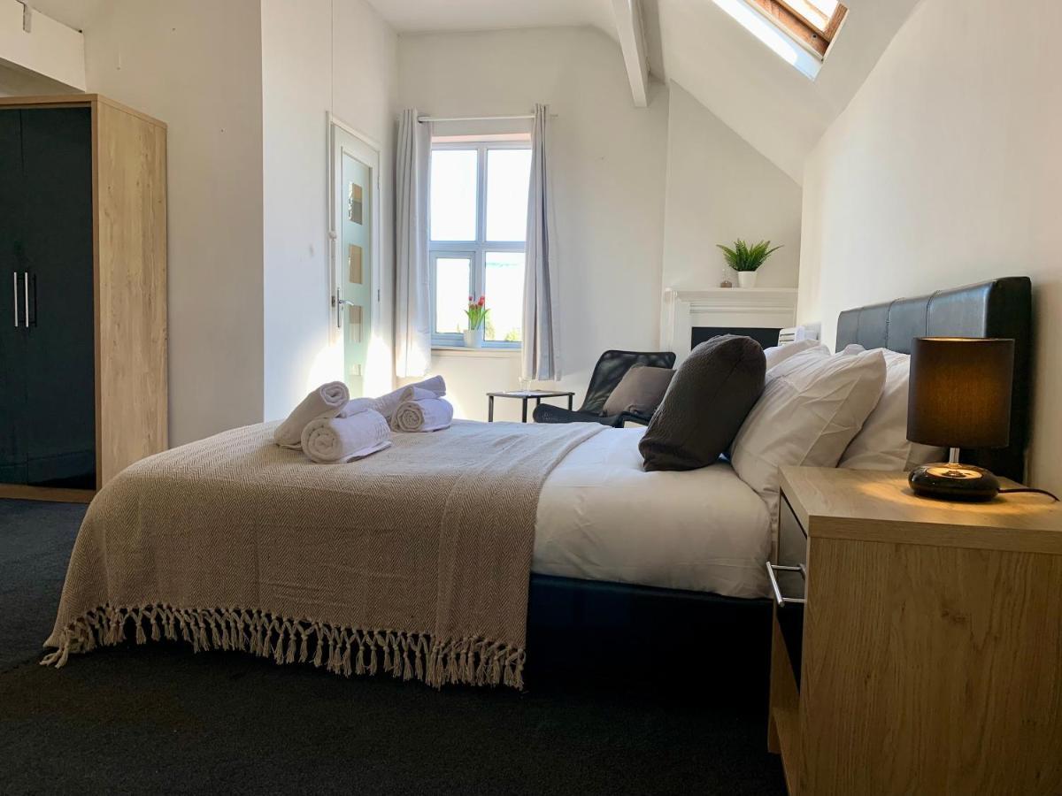 Somerford Place - 6 Beds - Sleeps 12 - Parks 2-3 Cars/Vans Willenhall Exterior photo